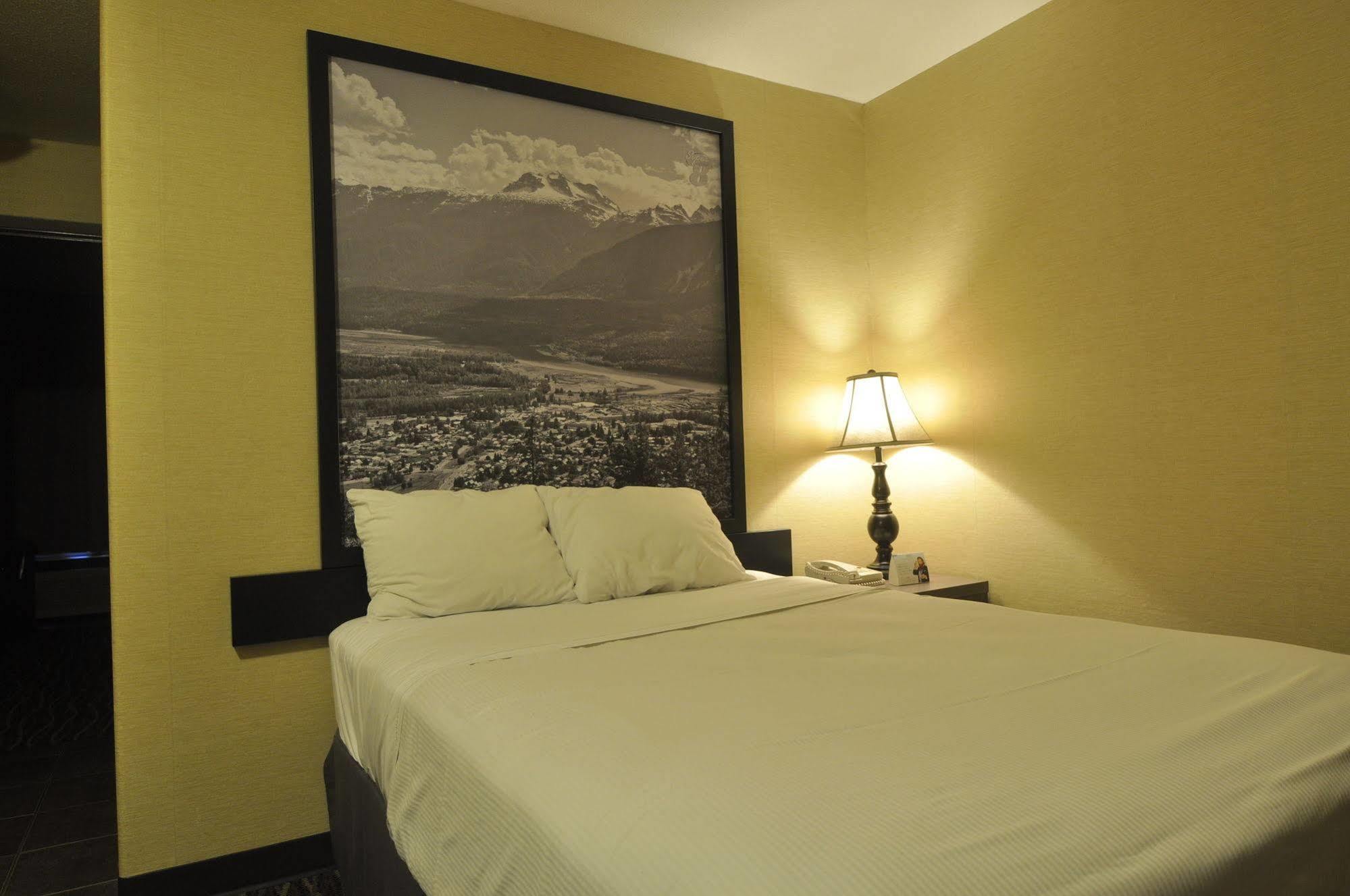 Motel Super 8 By Wyndham Revelstoke Bc Extérieur photo